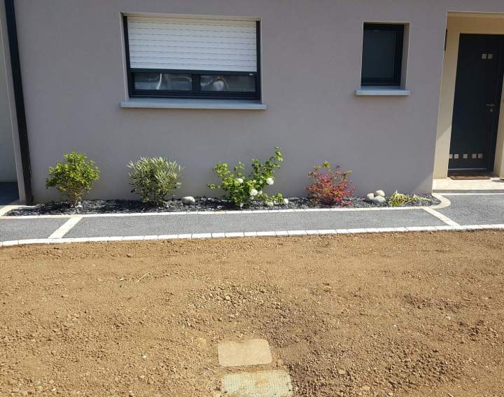 Aménagement extérieur : terrasses, allées et petite maçonnerie.