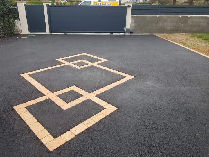 Création d'allées carrossables et de parkings en enrobé.